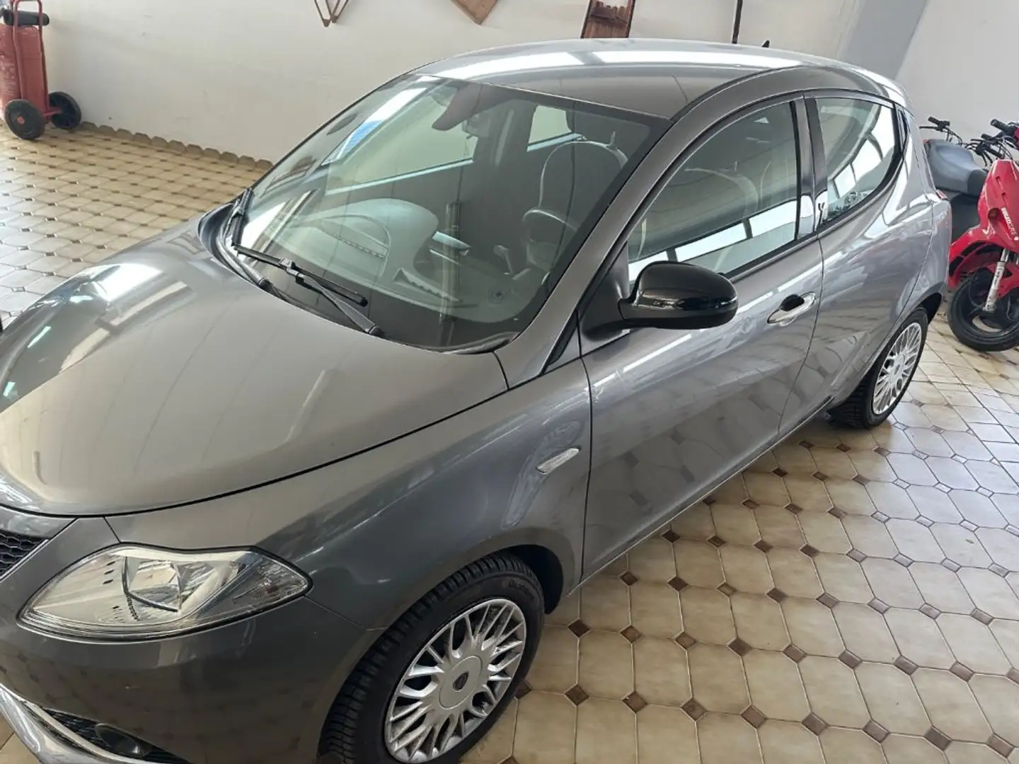 Lancia Ypsilon 1.2 69 CV 5 porte Gold Grau - 1