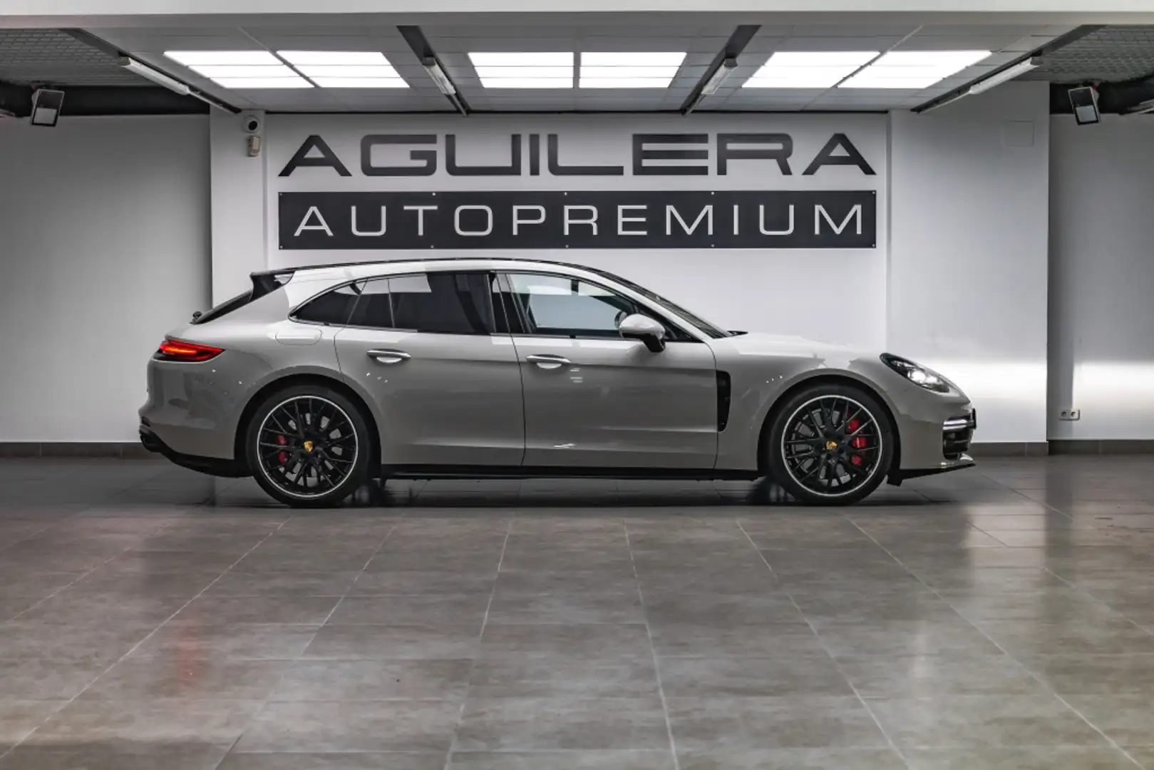 Porsche Panamera GTS Sport Turismo Gris - 2