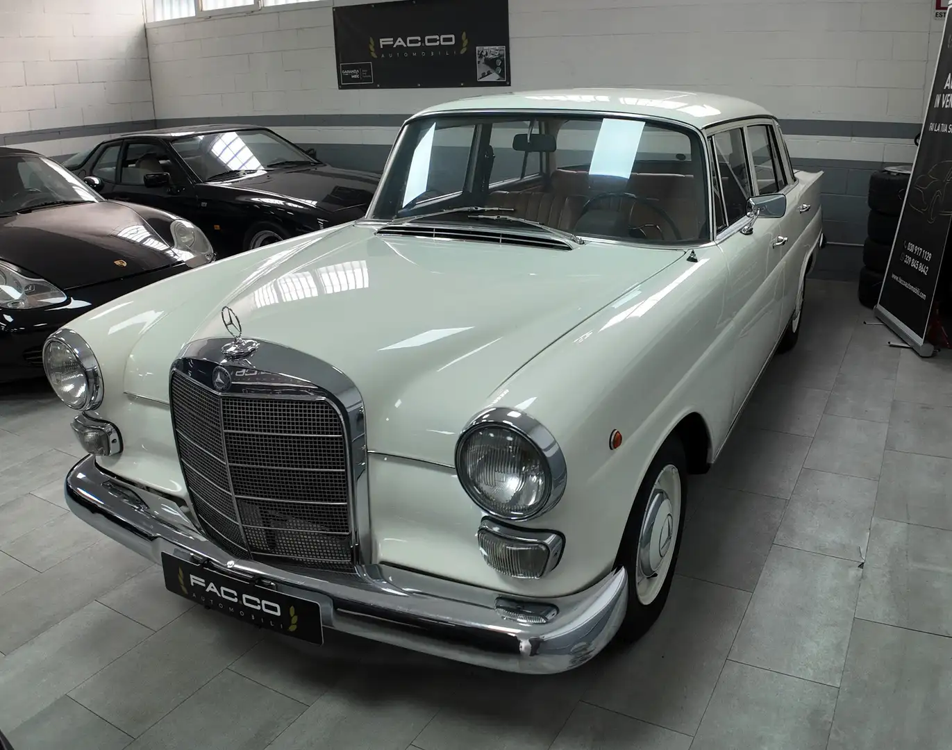 Mercedes-Benz 200 Mercedes 200 Heckflosse 1967 Bianco - 1