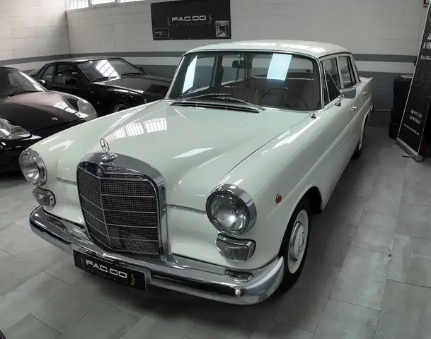 Mercedes-Benz 200 Mercedes 200 Heckflosse 1967