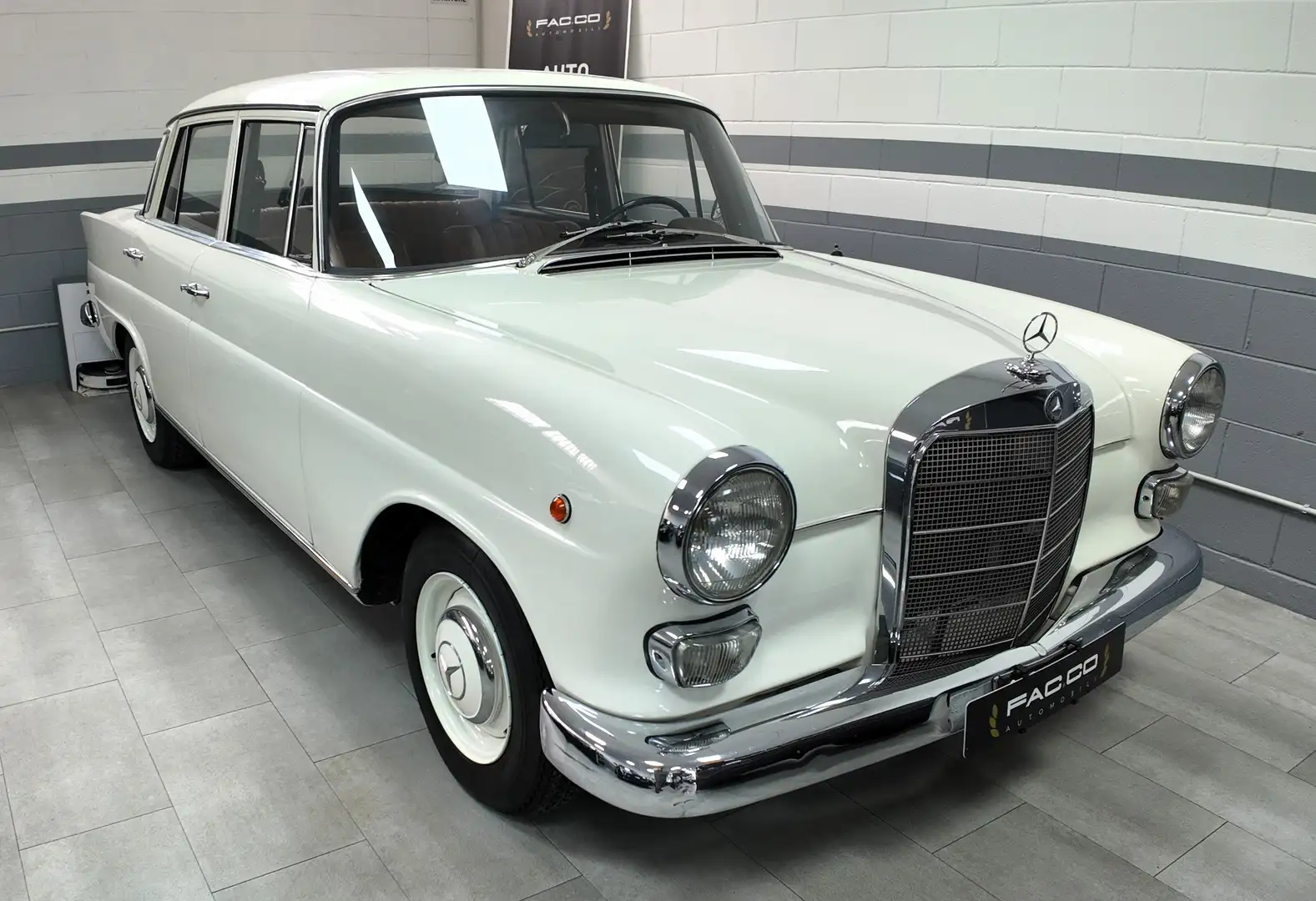 Mercedes-Benz 200 Mercedes 200 Heckflosse 1967 Bianco - 2
