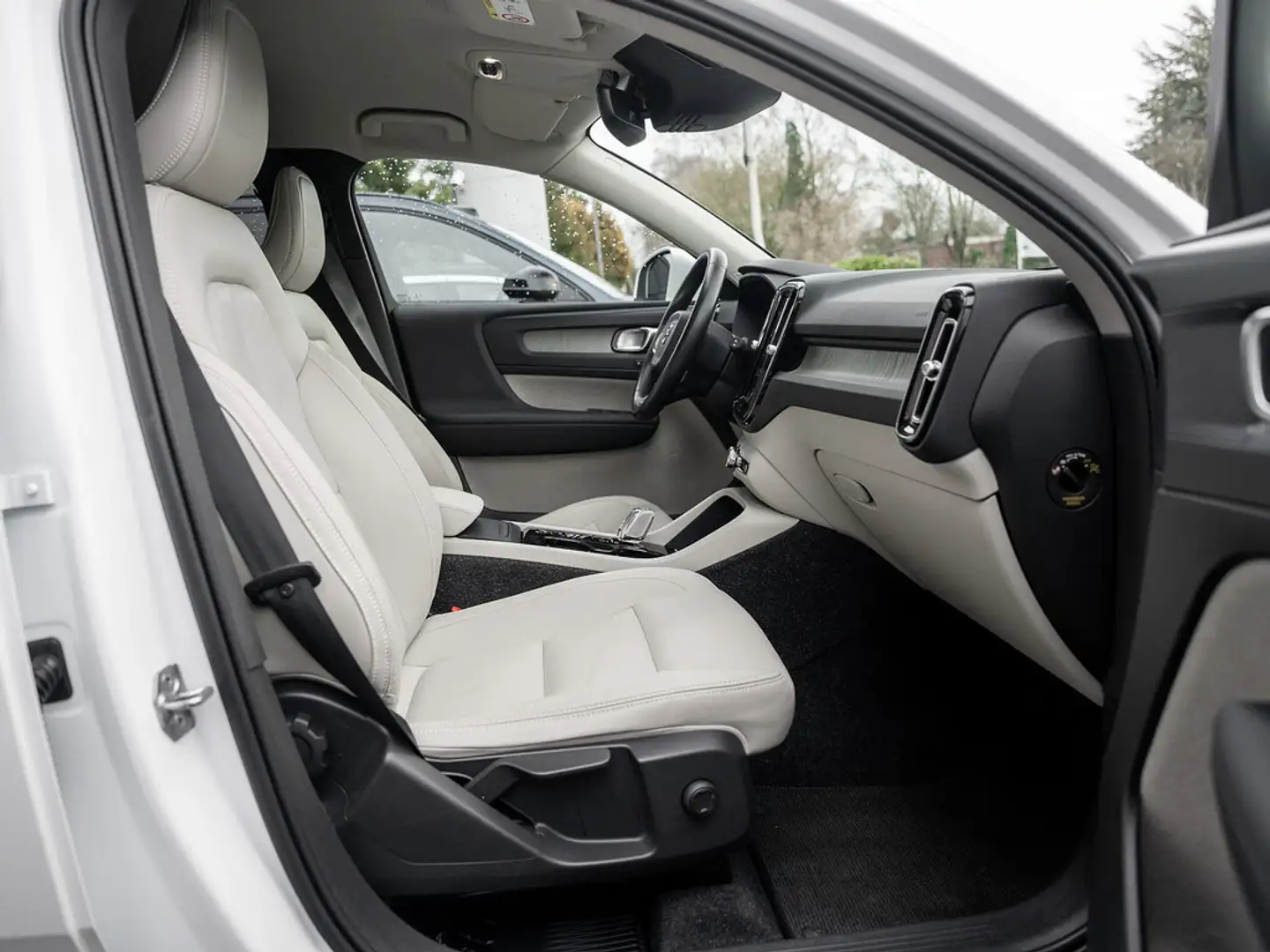 Volvo XC40 D3 Inscription Weiß - 2