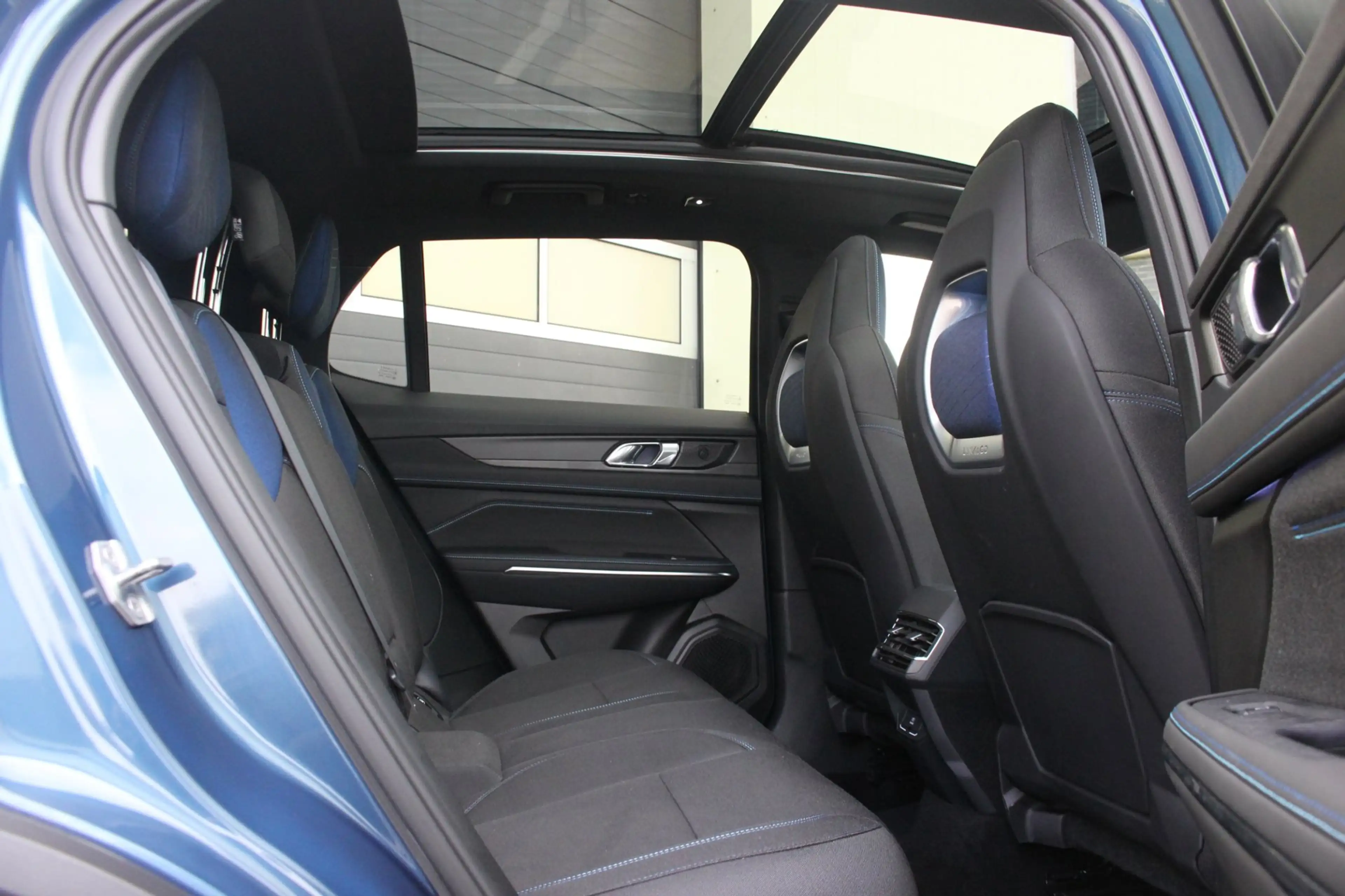 Lynk & Co 01 1.5 PHEV Plug-in hybrid | NAP | Donkere Hemelbekle — photo 15