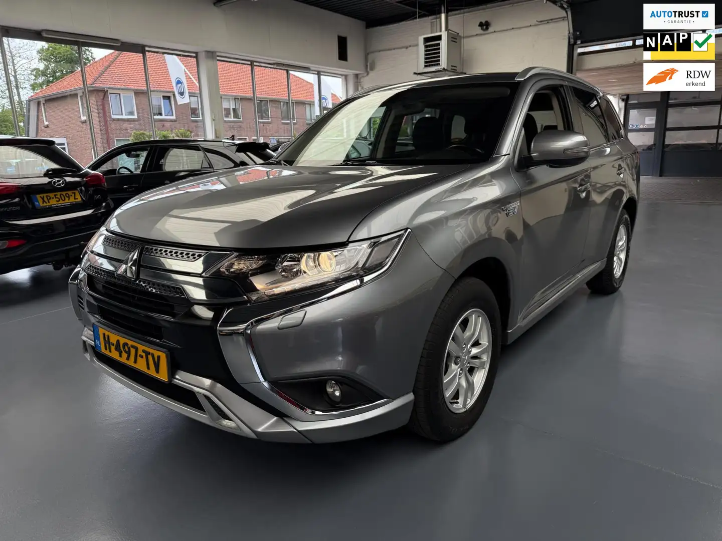 Mitsubishi Outlander 2.4 PHEV Pure |Camera|Inclusief BTW| Grijs - 1