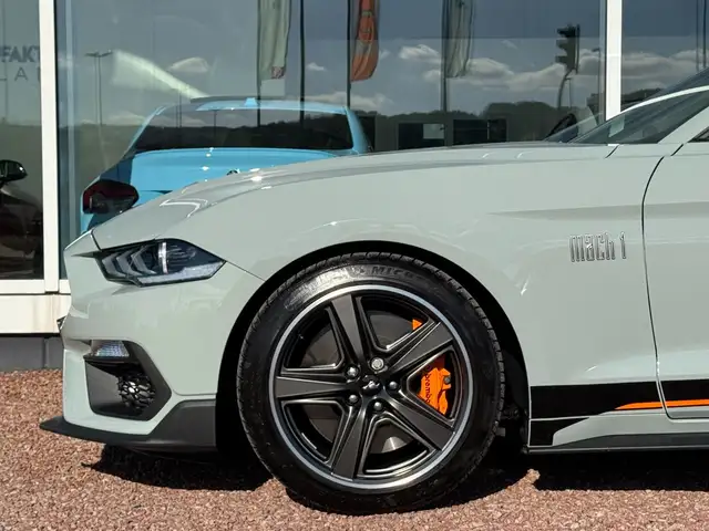 Ford Mustang view 6
