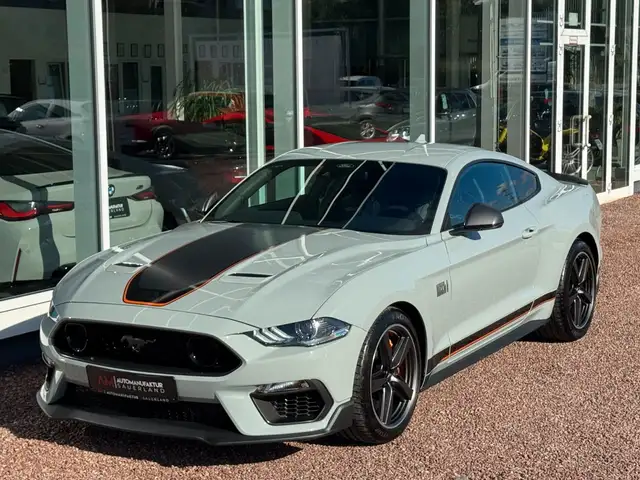 Ford Mustang view 4