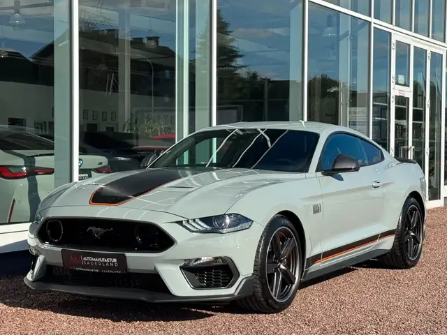 Ford Mustang view 3