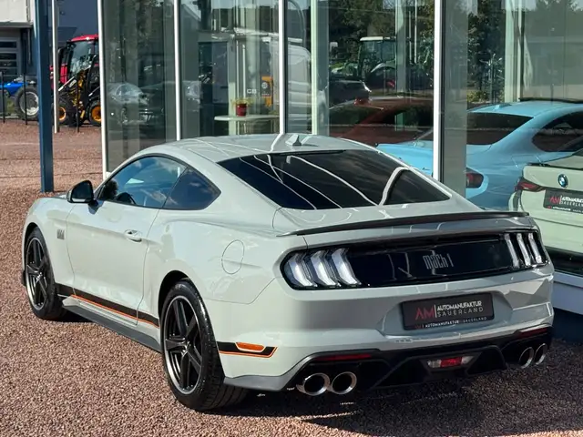 Ford Mustang view 9