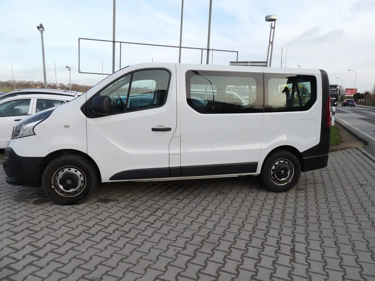 Renault Trafic L1H1 2,7t, 9-Sitzer, Klima, HU-AU NEU Grau - 2