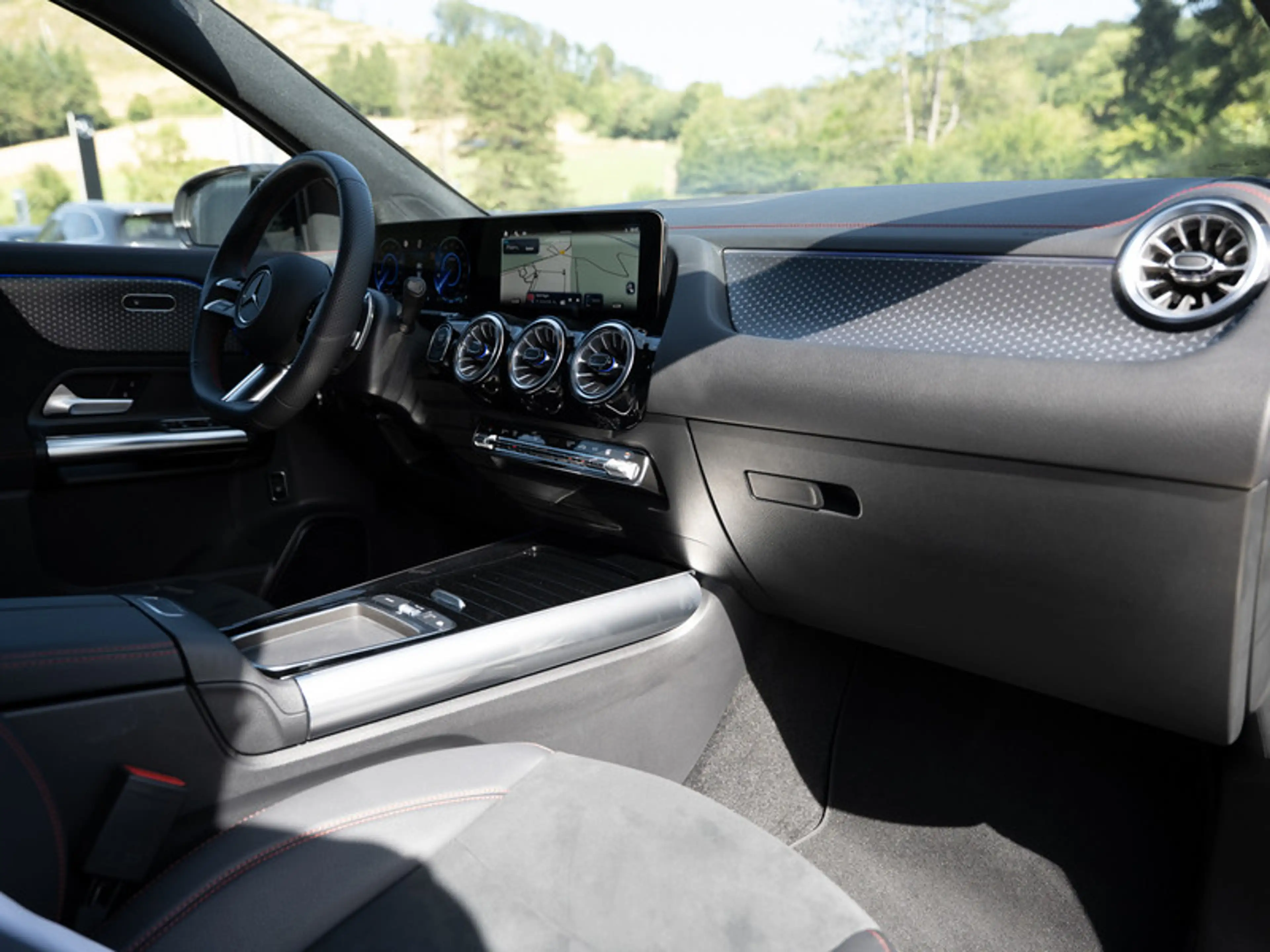 Mercedes-Benz EQA 300 4M AMG-Sport/LED/360/Night/Distr/Totw/18 — photo 3