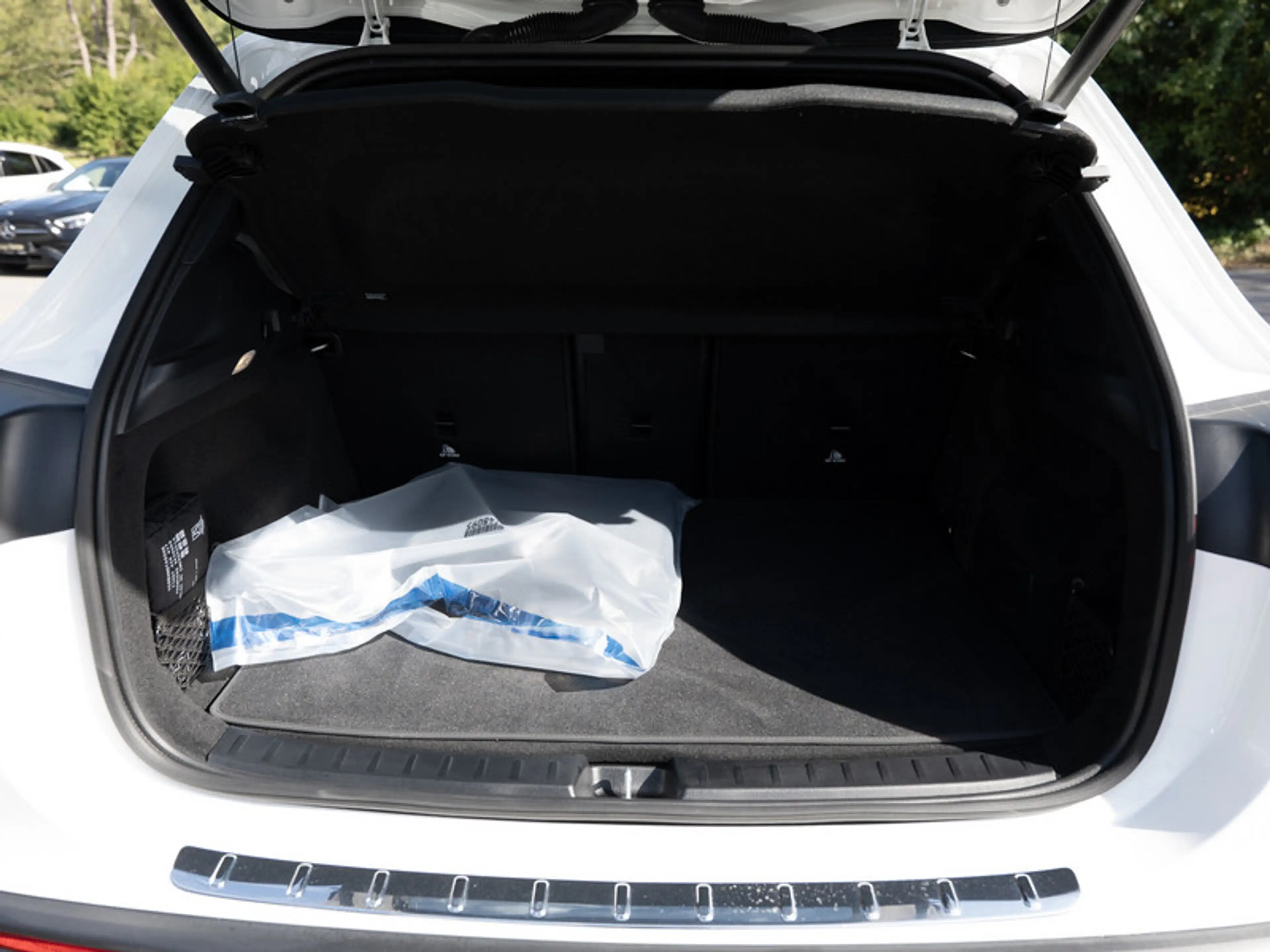Mercedes-Benz EQA 300 4M AMG-Sport/LED/360/Night/Distr/Totw/18 — photo 7