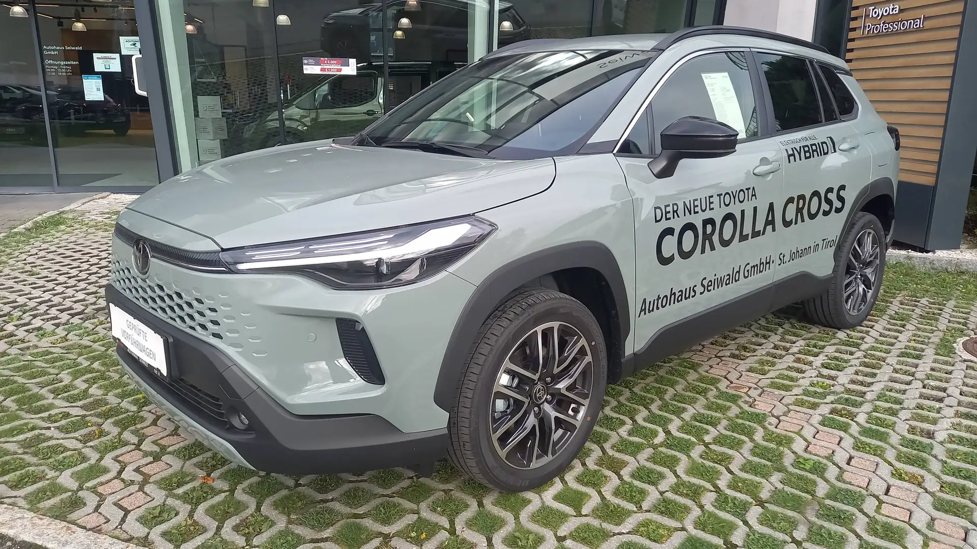 Toyota Corolla Cross 1,8 Hybrid Teamplayer Grau - 1