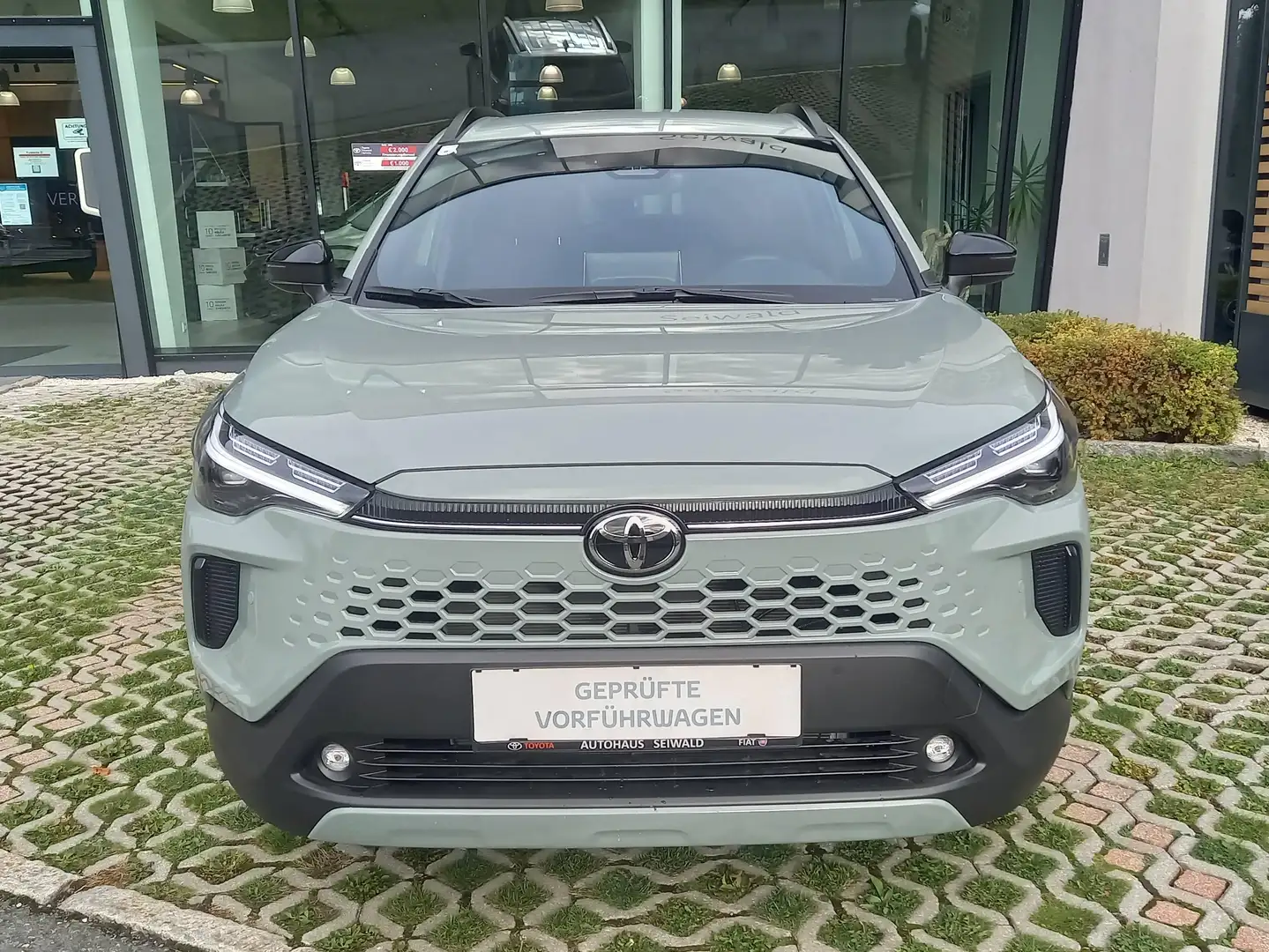 Toyota Corolla Cross 1,8 Hybrid Teamplayer Grau - 2