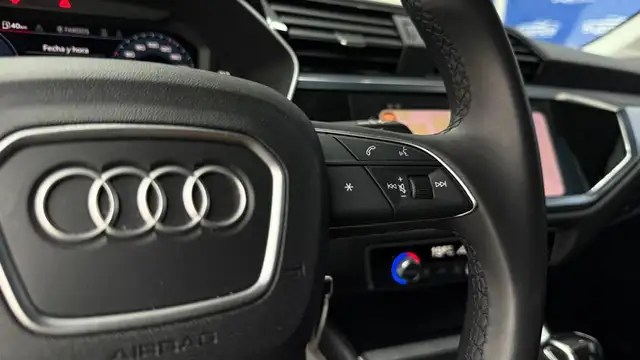 Audi Q3 view 3