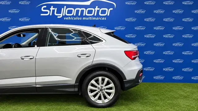 Audi Q3 view 10