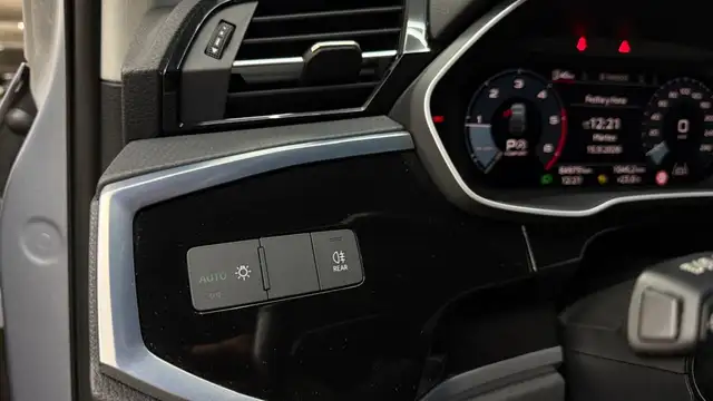 Audi Q3 view 12