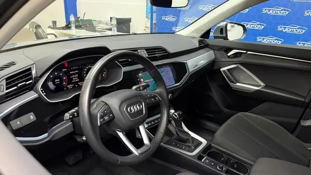 Audi Q3 view 8