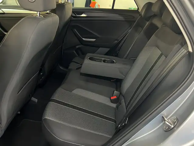 Volkswagen T-Roc view 16