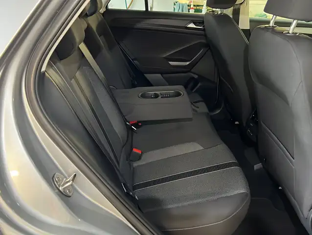 Volkswagen T-Roc view 18