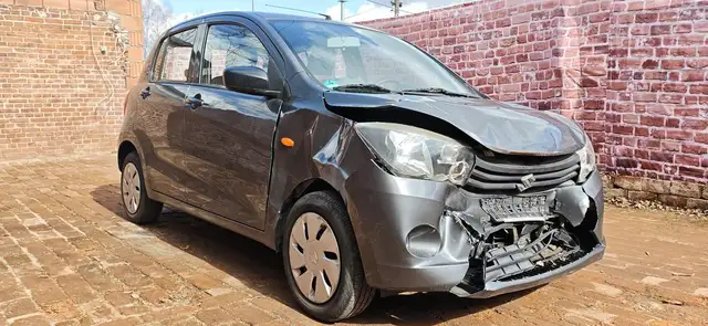 Suzuki Celerio Basis Automatik 1.012V  startet fährt