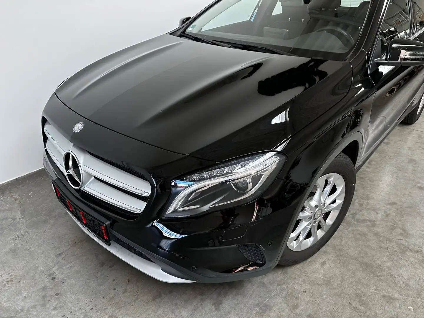 Mercedes-Benz GLA 180 Automatik XENON NAVI SHZ PTS ORIGINAL KM Schwarz - 2