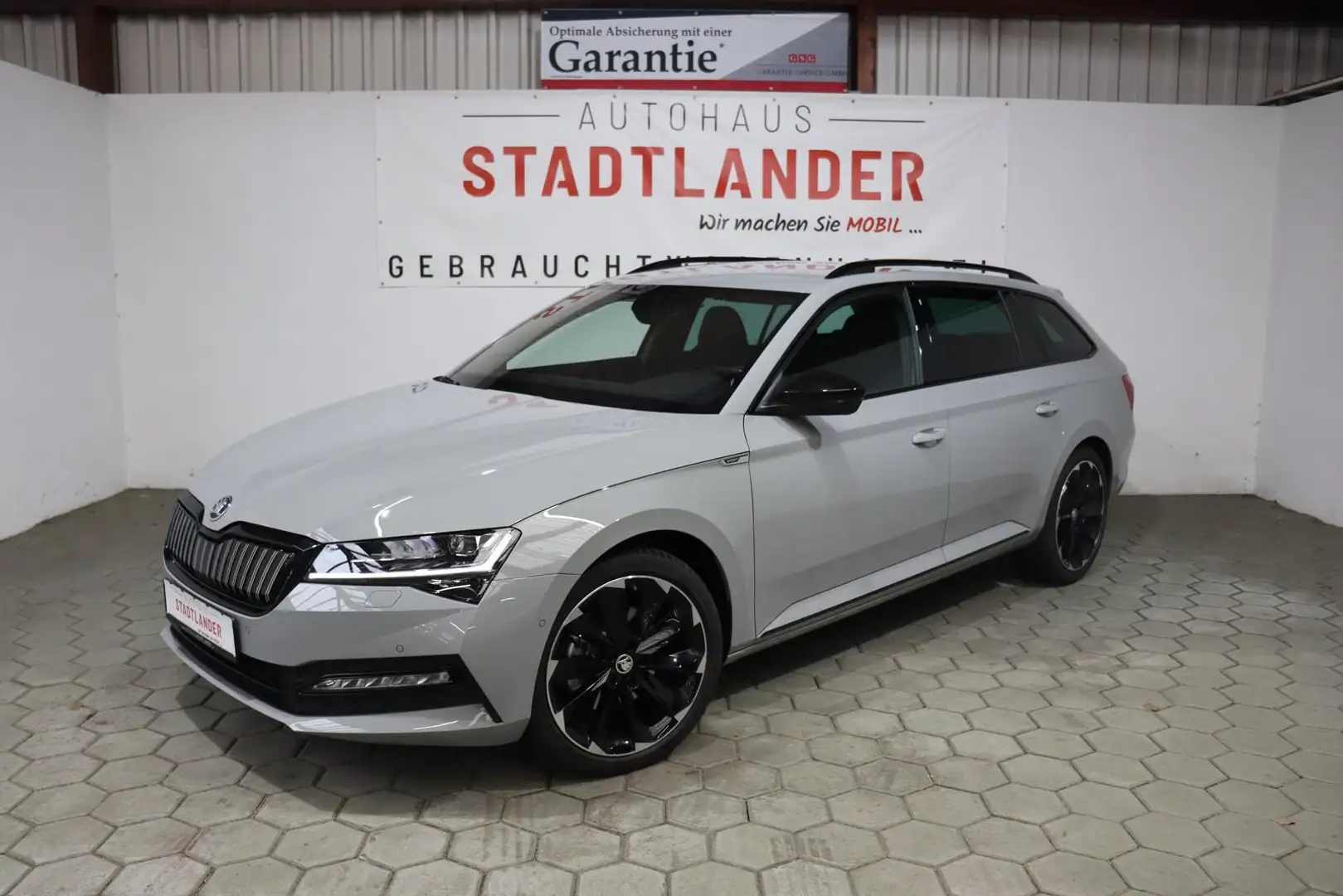 Skoda Superb Combi Sportline iV LED*AHK*NAVI*ACC Grau - 2