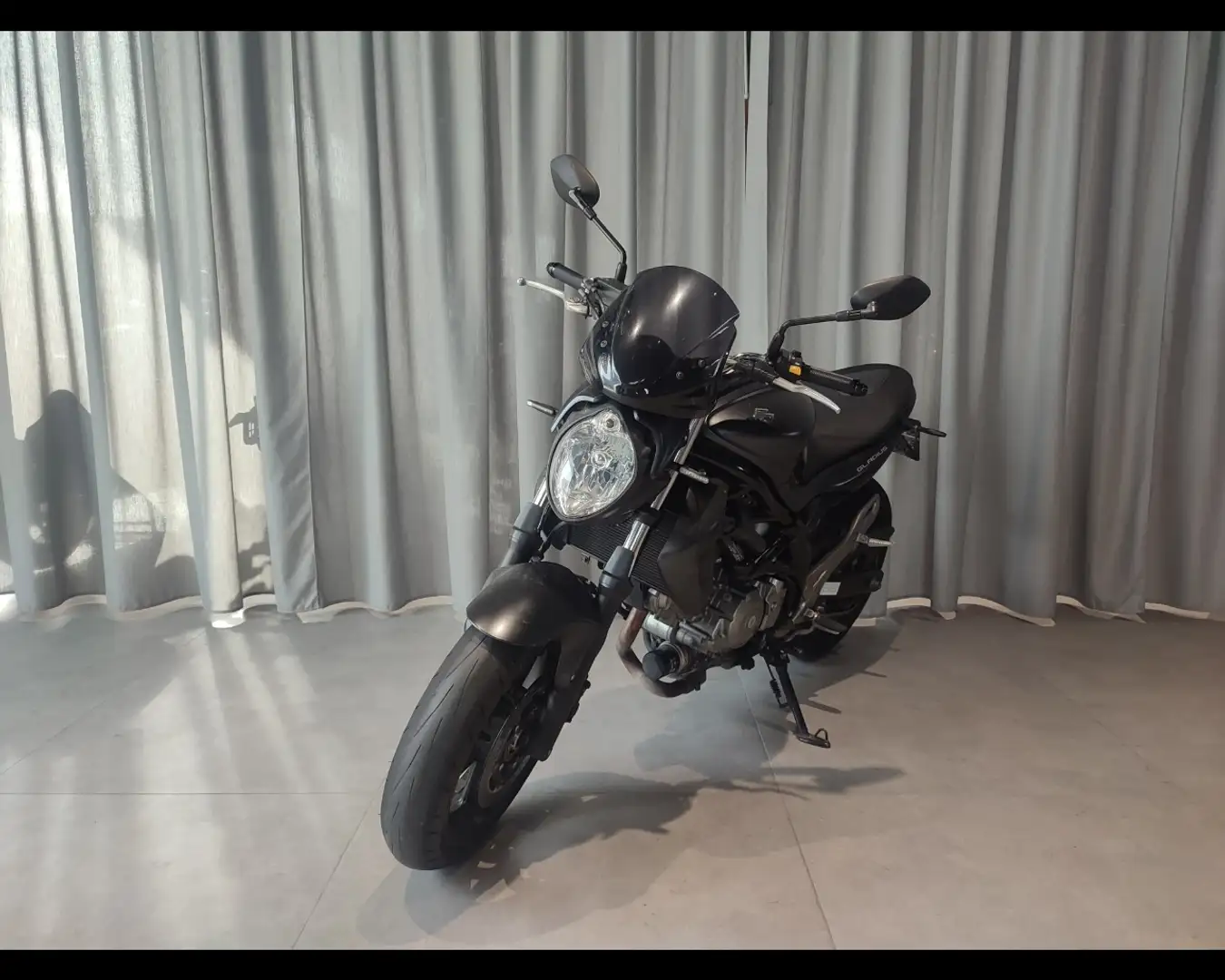 Suzuki Gladius 650 ABS Чёрный - 1