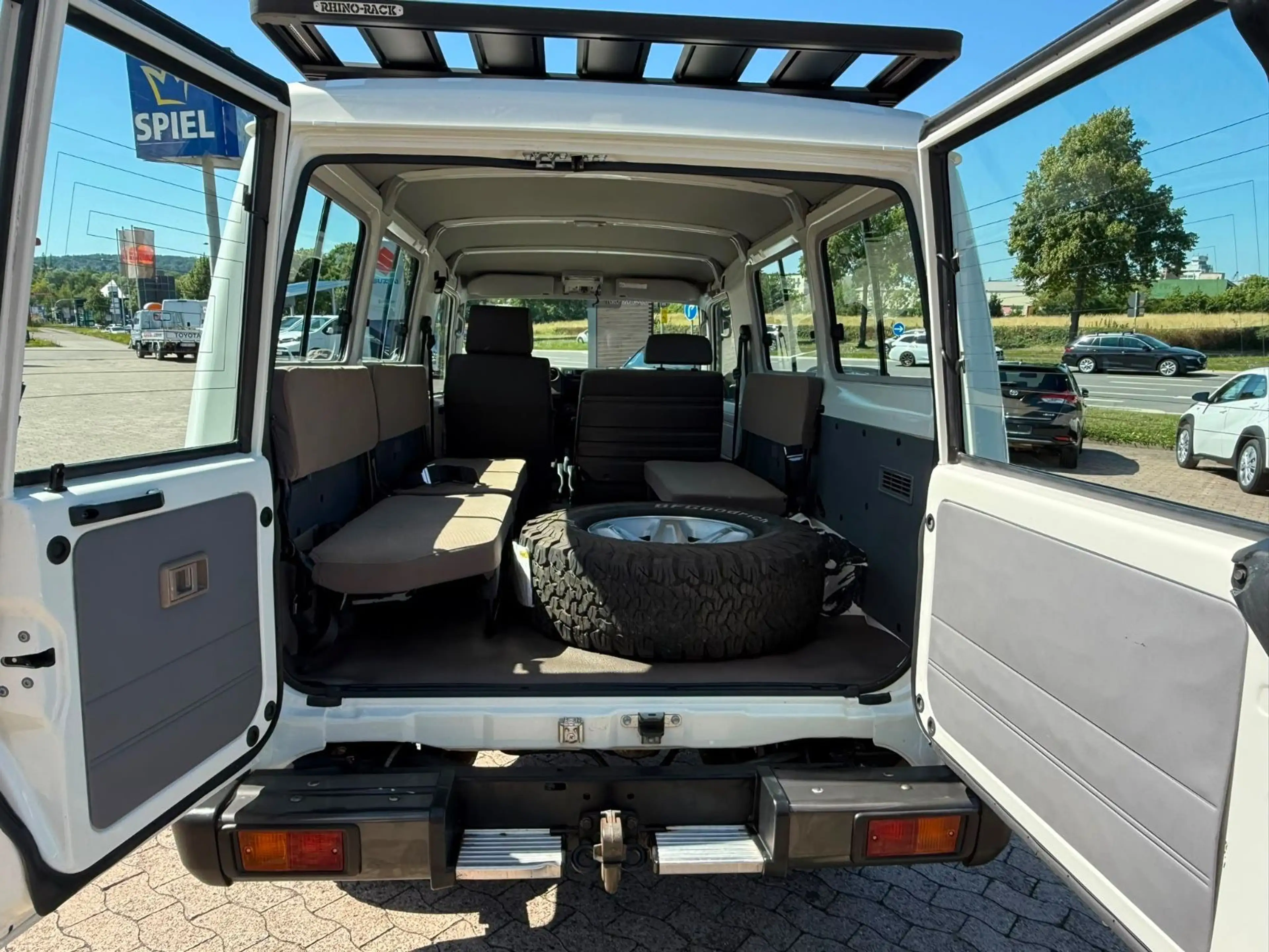 Toyota Land Cruiser GRJ78 Buschtaxi — photo 9
