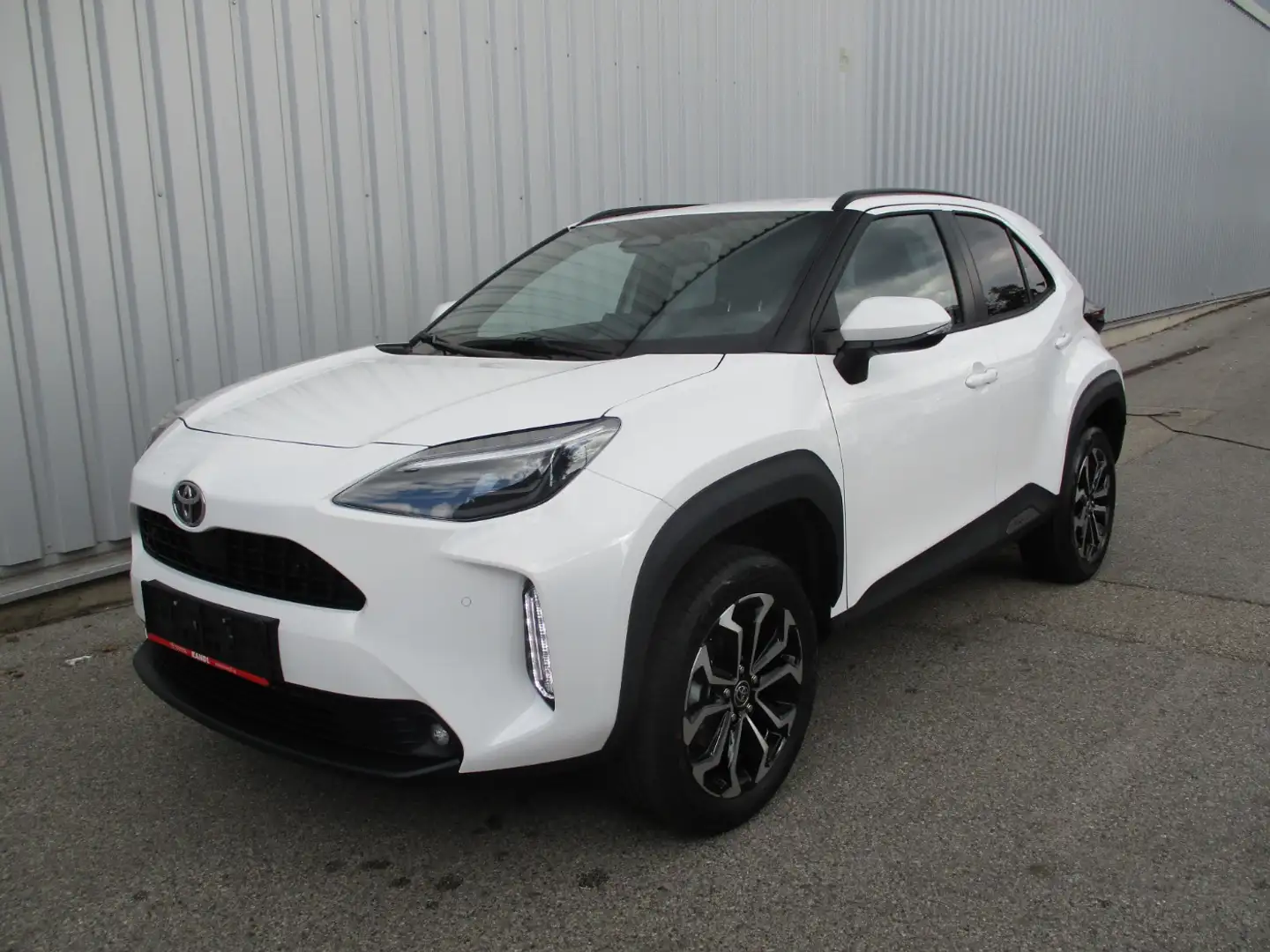 Toyota Yaris Cross 1.5 VVT-i Hybrid Active Drive Aut. Weiß - 2