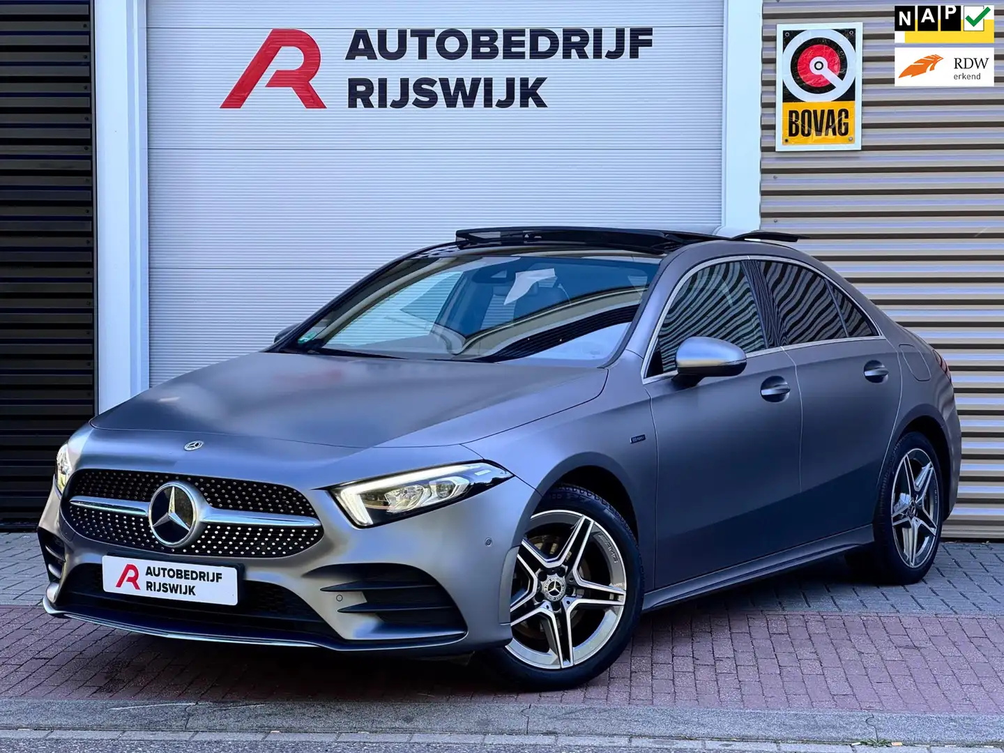 Mercedes-Benz A 250 e Premium Magno/Pano/MBLight Grijs - 1
