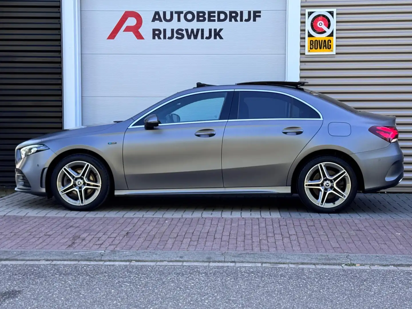 Mercedes-Benz A 250 e Premium Magno/Pano/MBLight Grijs - 2
