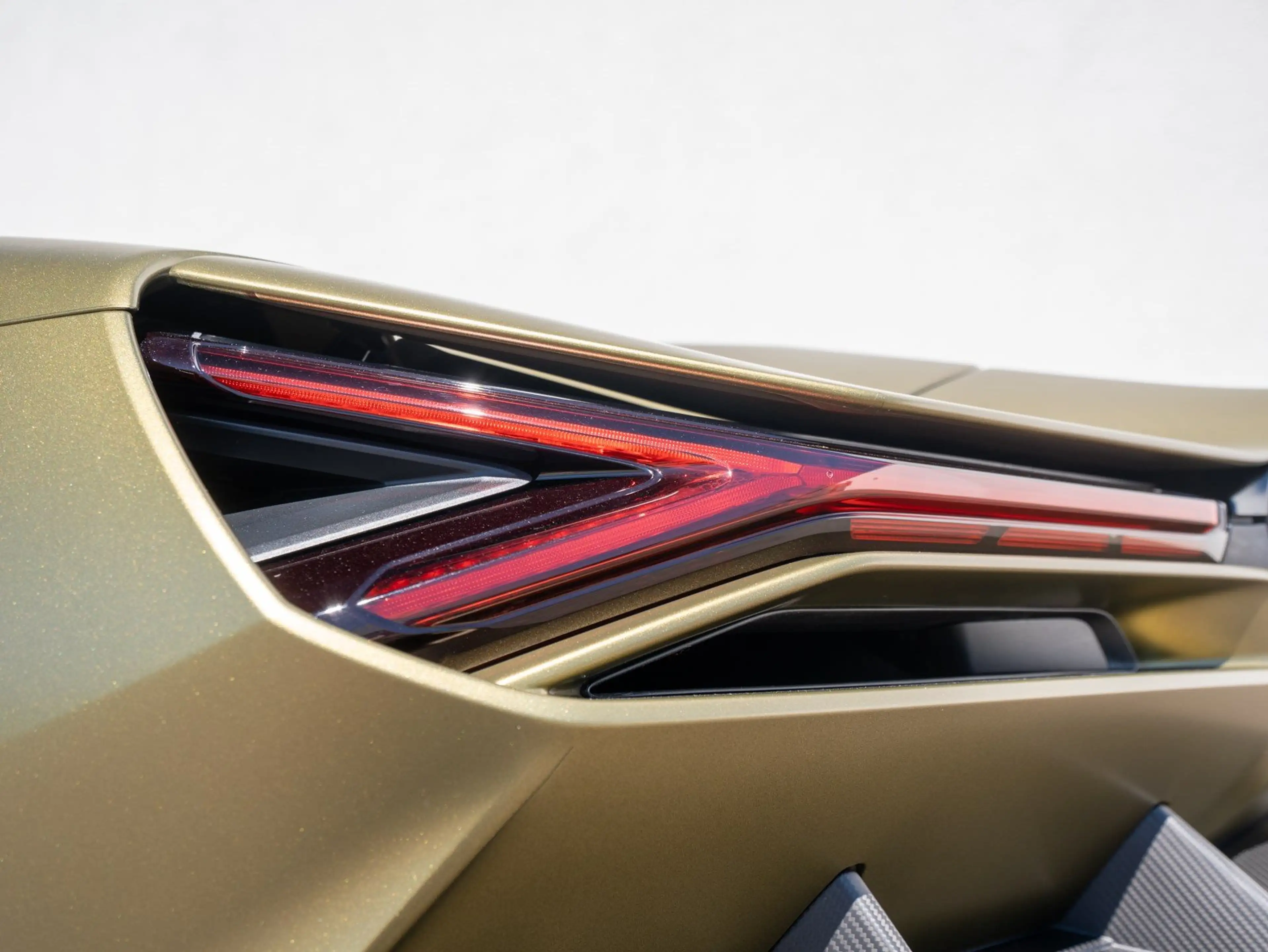 Lamborghini Revuelto V12| Matt Carbon Paket | Sonus Faber | Bronze Whee — photo 14