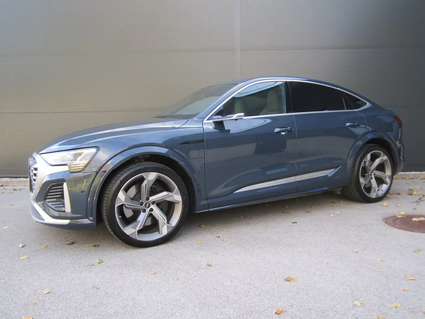 Audi SQ8 e-tron quattro Blau - 2