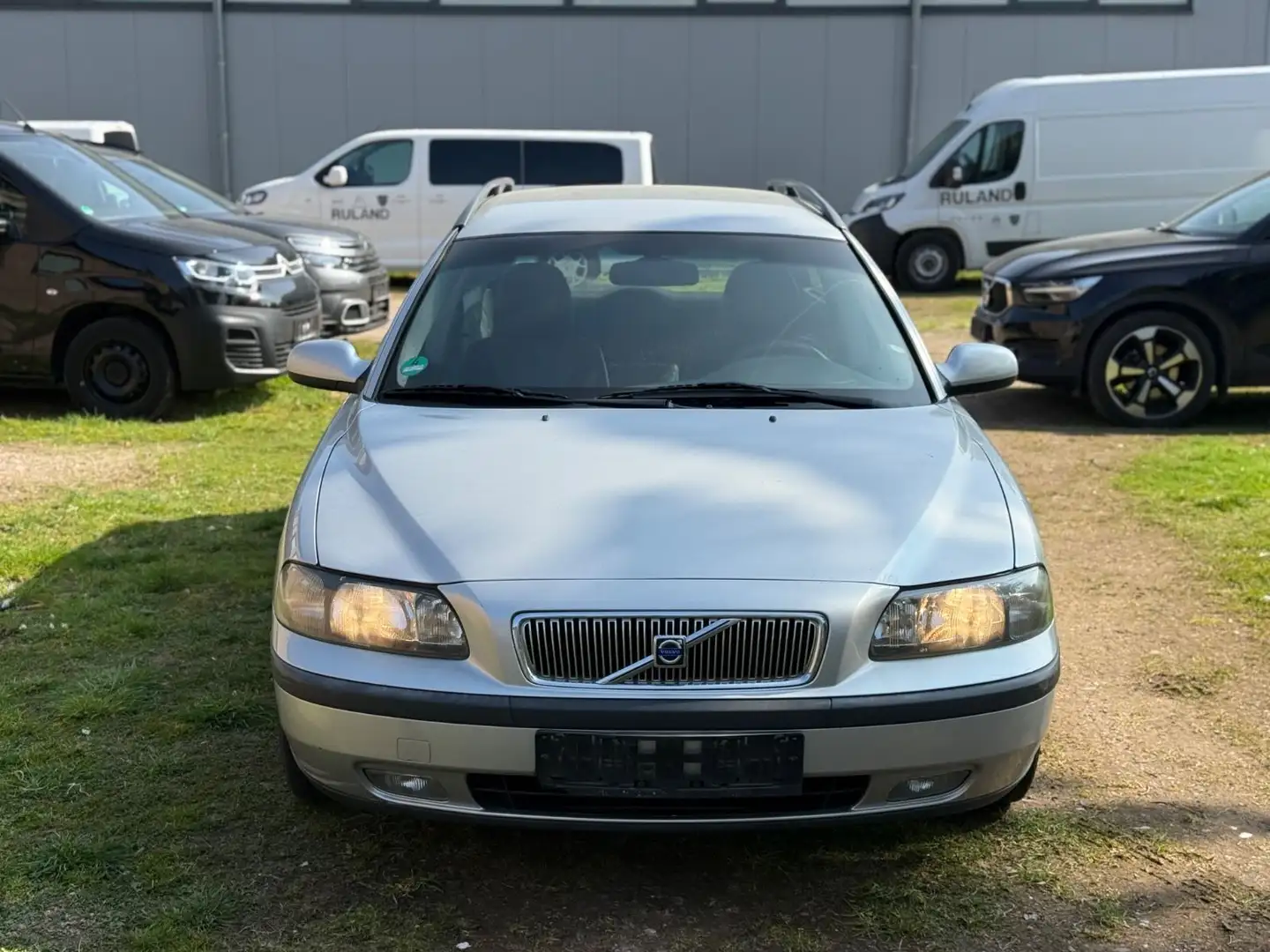 Volvo V70 2.4 Premium Silber - 1