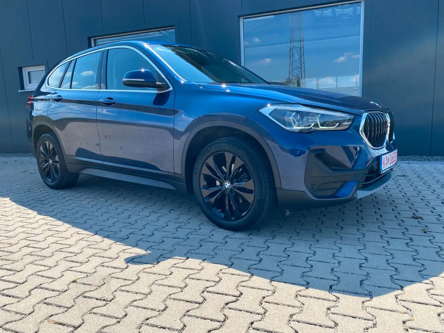 BMW X1 sDrive 18 d Advantage AHK/LM18"/el.Heckkl. Bleu - 1