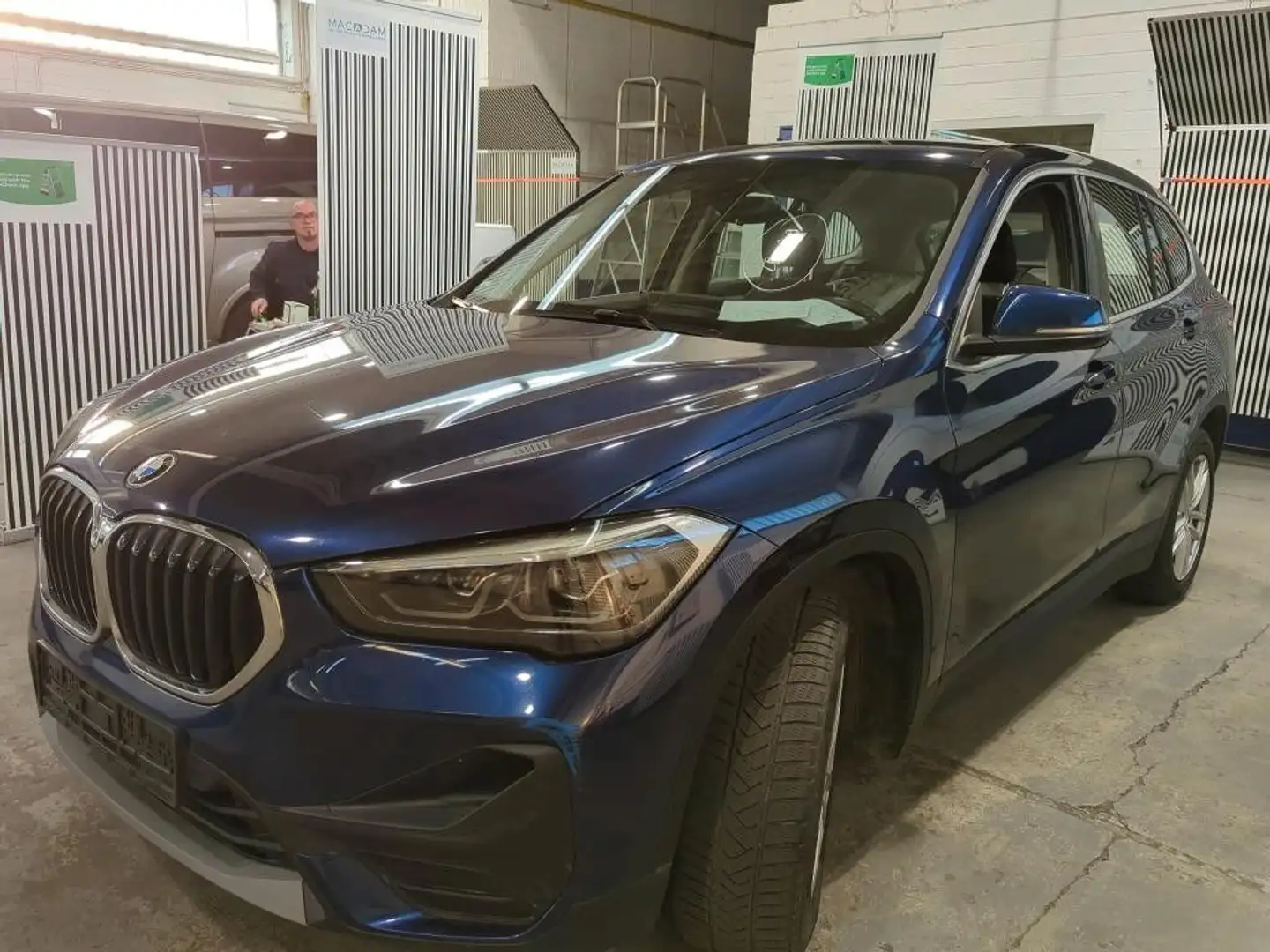 BMW X1 sDrive 18 d Advantage AHK/LM18"/el.Heckkl. Blau - 1