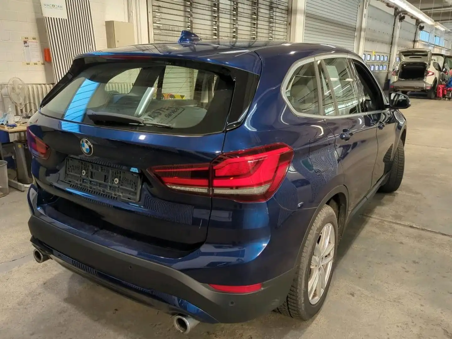 BMW X1 sDrive 18 d Advantage AHK/LM18"/el.Heckkl. Blau - 2