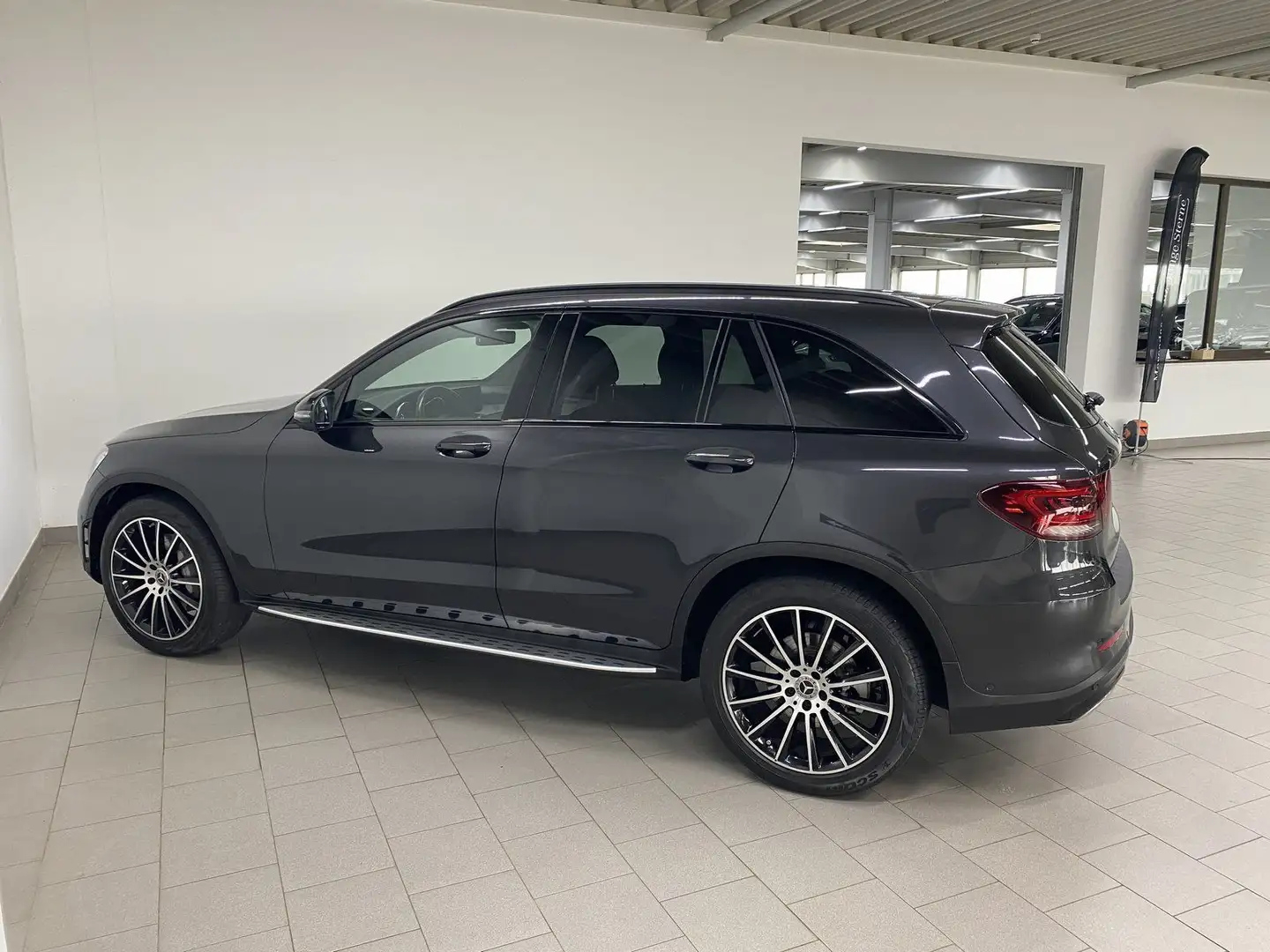 Mercedes-Benz GLC 200 4M AMG NIGHT+DISTR+PANO+LED+NAV+KAM+20" Gris - 2