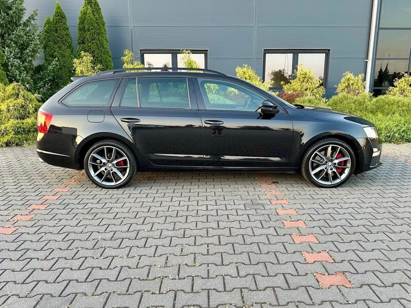 Skoda Octavia Octavia Combi 2.0 TDI (Green tec) DSGRS Schwarz - 1