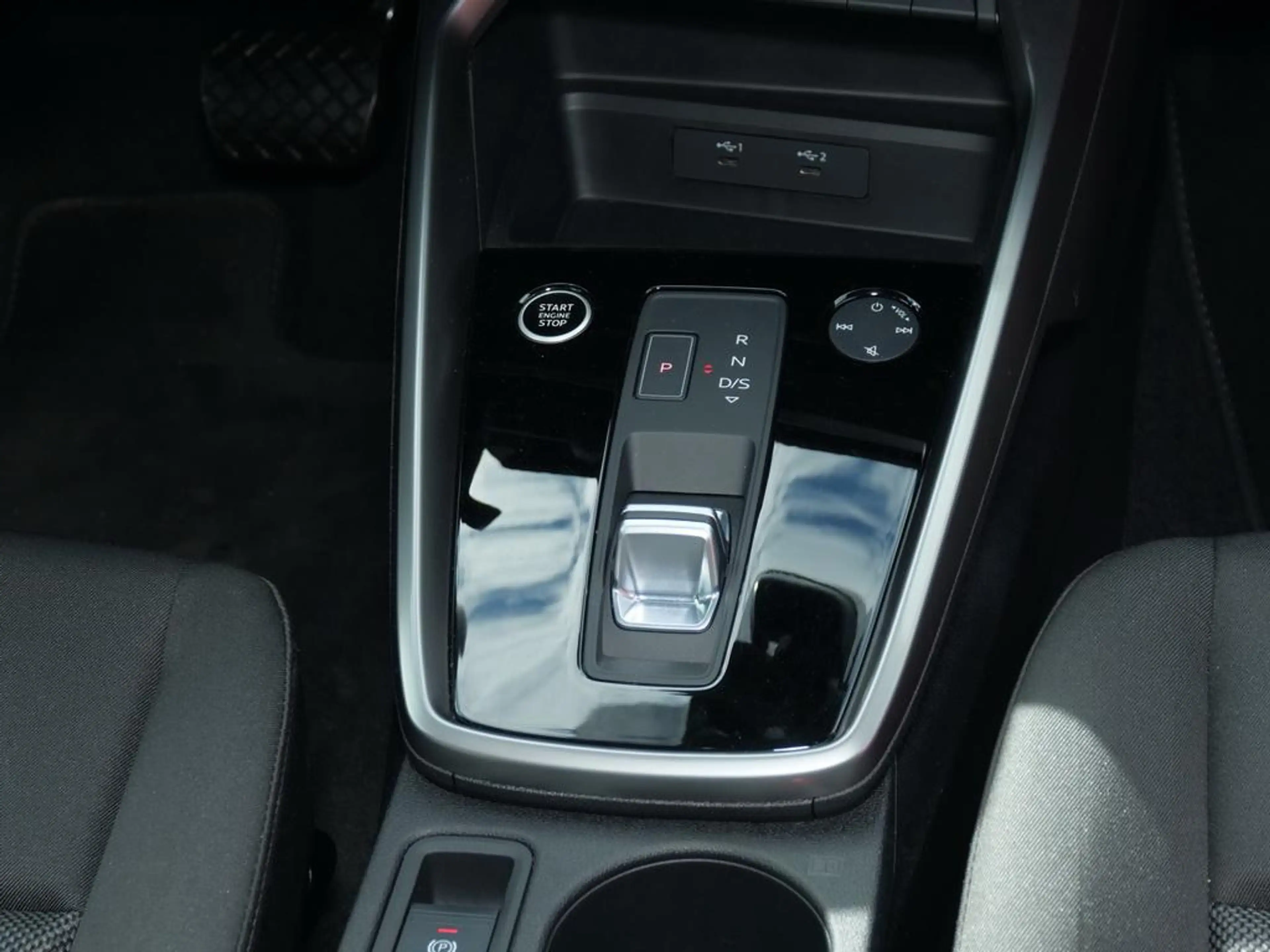 Audi A3 40 TFSIe S-tronic AHK+NAVI+VC — photo 8