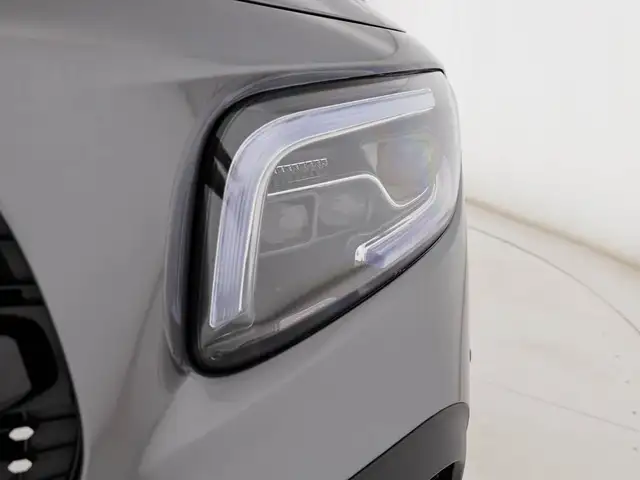 Mercedes-Benz GLB view 8