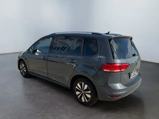 Volkswagen Touran view 4