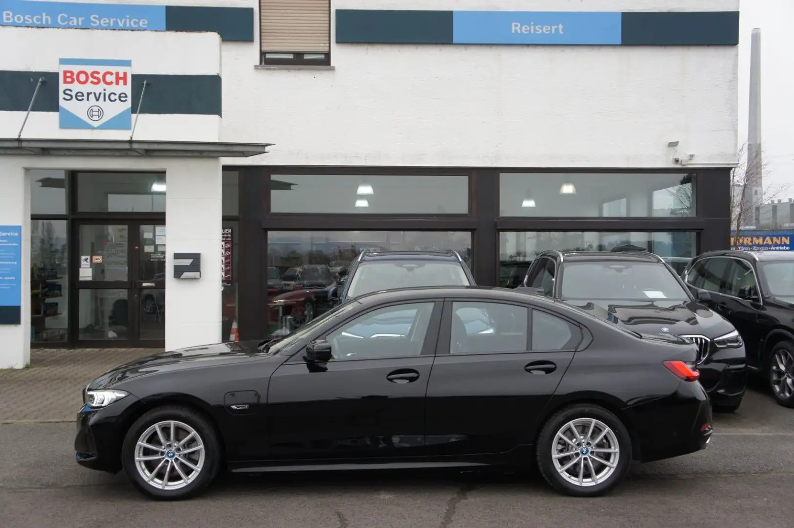 BMW 320 e Limousine*AHK*LIVE*LED*KAM*HUD*HYBRID Schwarz - 2