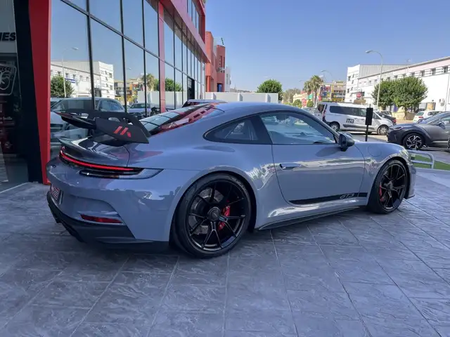 Porsche 911 view 6