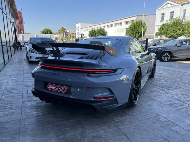 Porsche 911 view 7