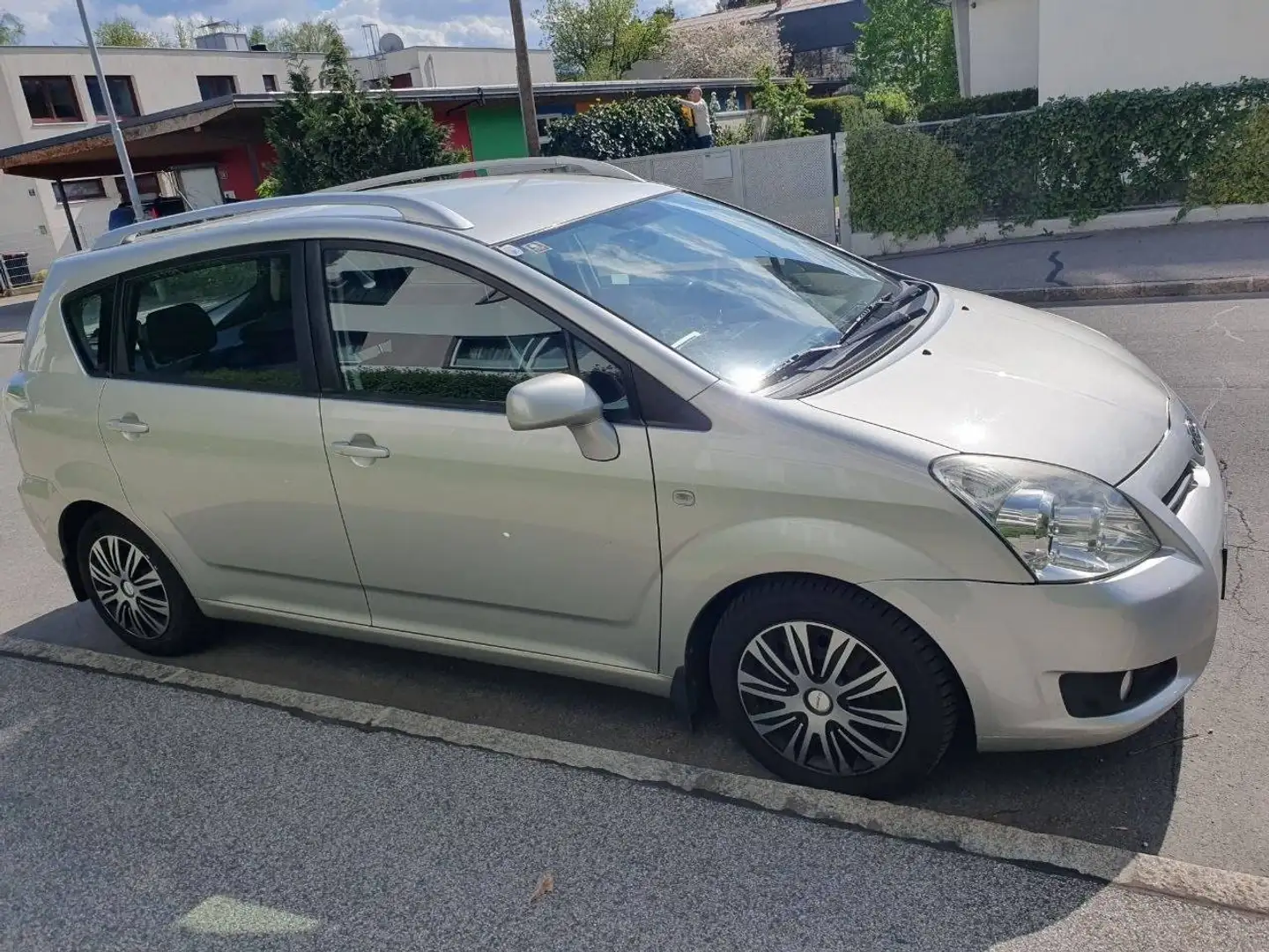 Toyota Corolla Verso Corolla Verso 2,2 D-4D 135 Linea Austria Ds. Linea Austria Grau - 2