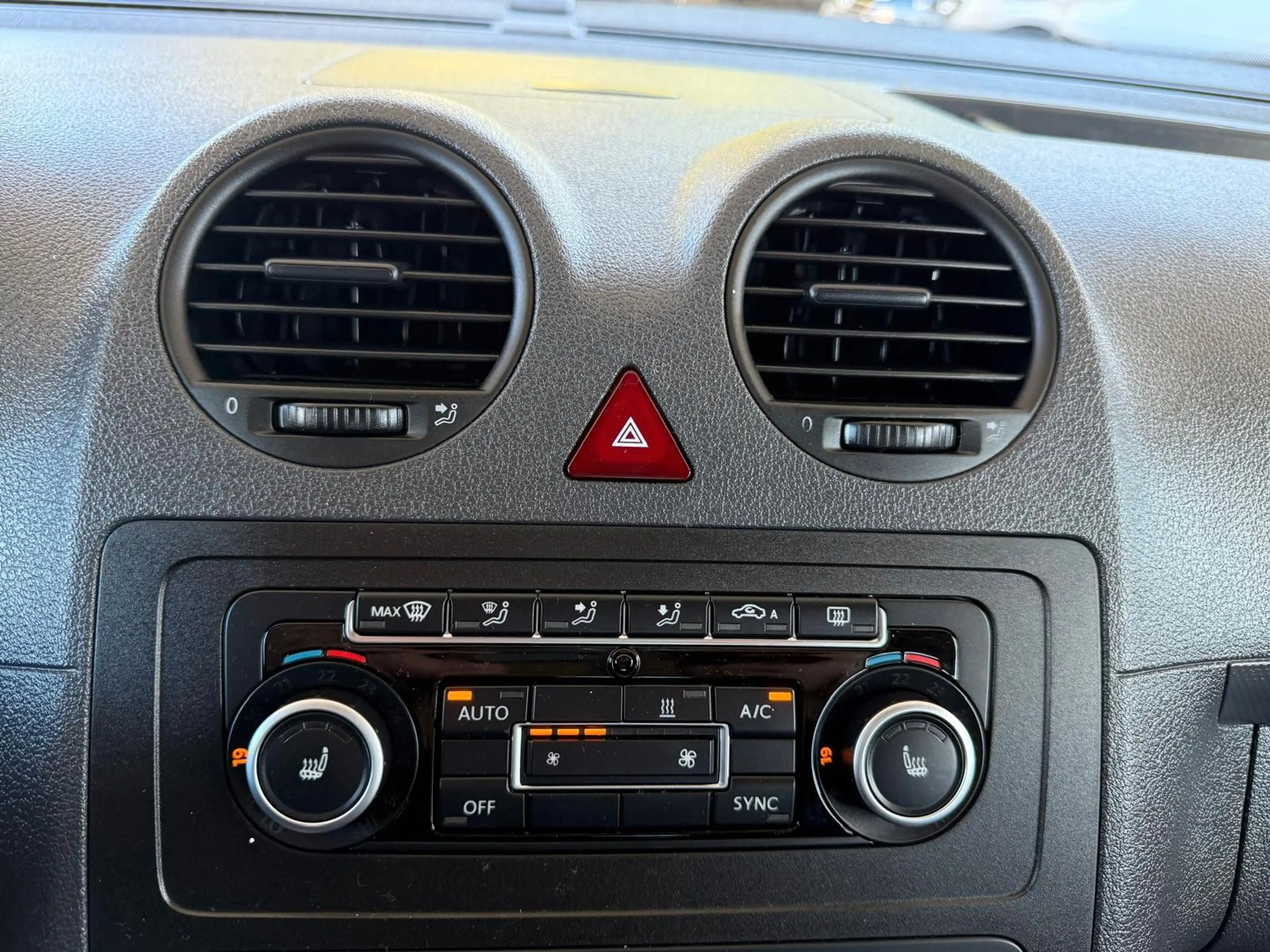 Volkswagen Caddy Kombi*1.Hand*TÜV Neu*SHZ*Klimaaut*STHZ* — photo 14