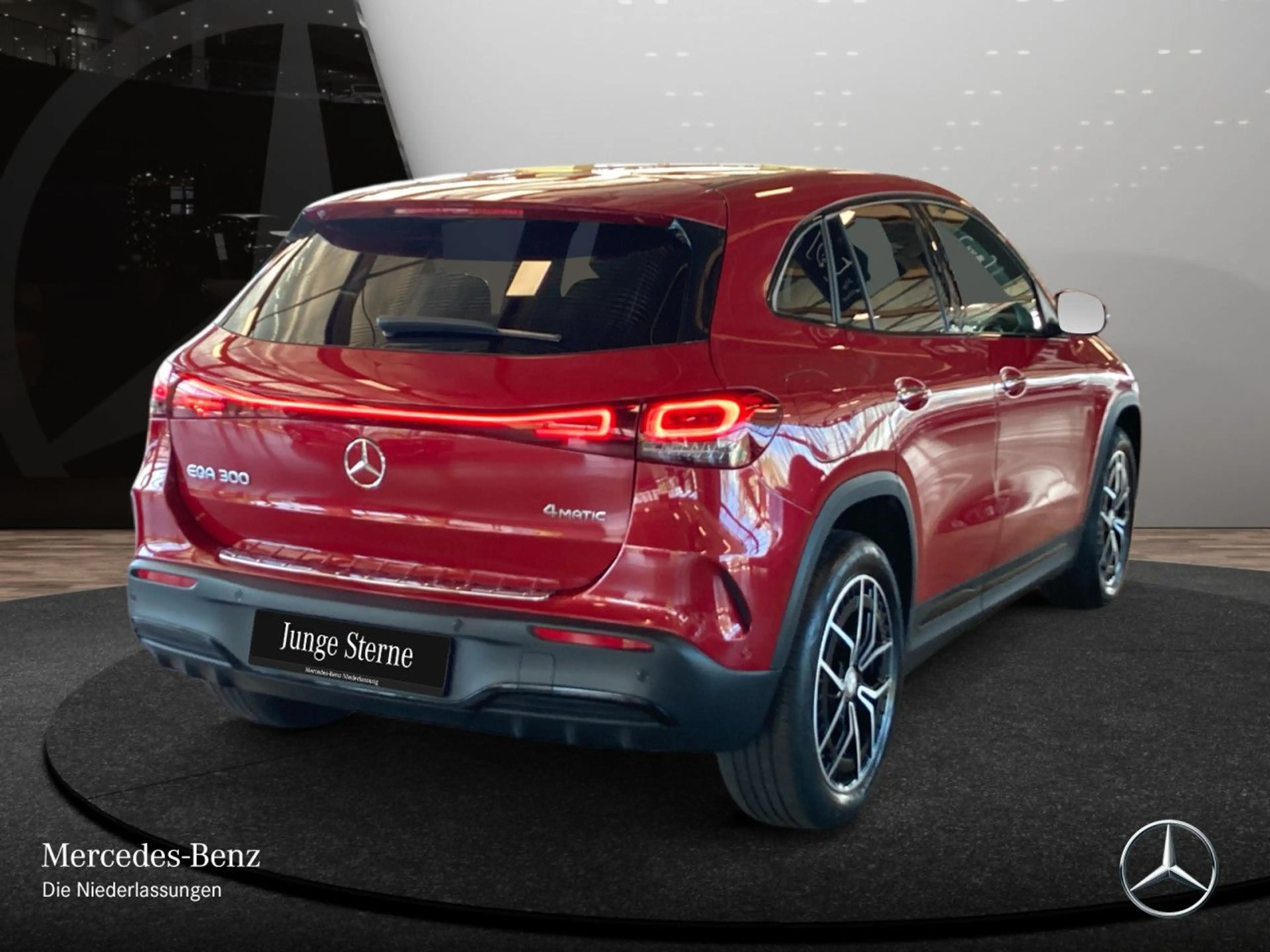 Mercedes-Benz EQA 300 4M AMG+NIGHT+19"+PLUS-PAKET+360+MEMORY+HUD — photo 8