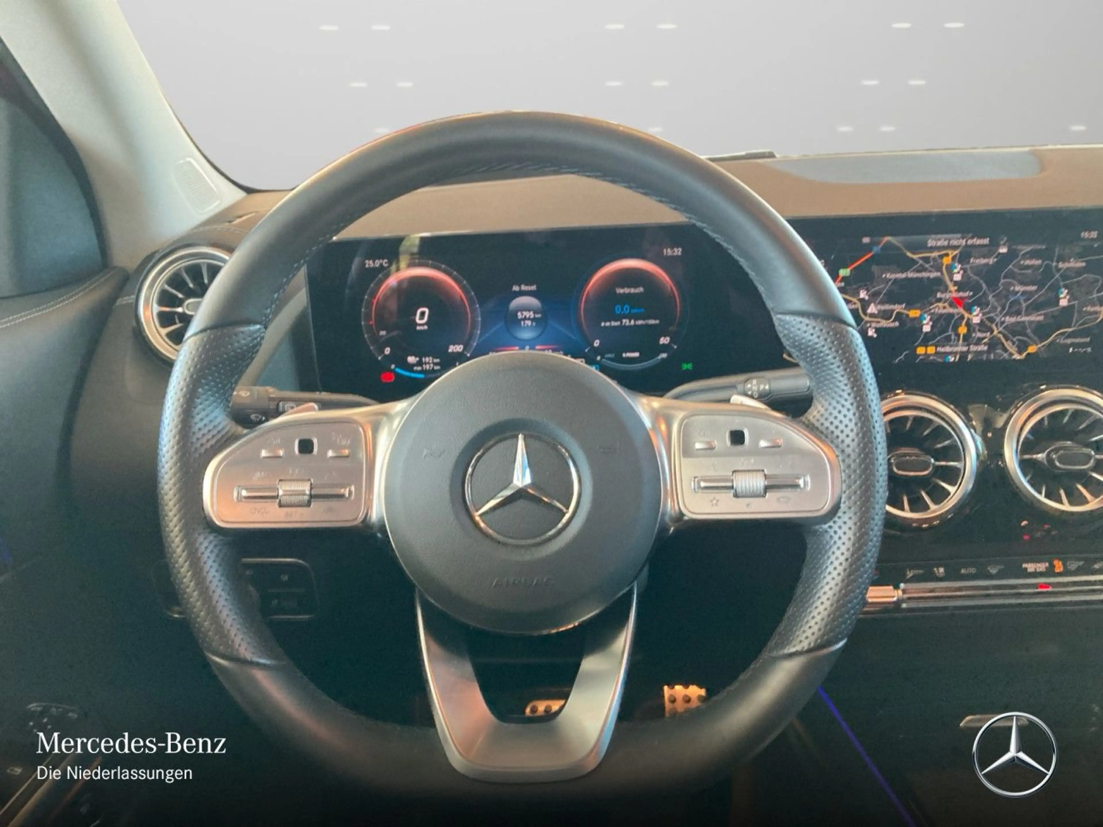 Mercedes-Benz EQA 300 4M AMG+NIGHT+19"+PLUS-PAKET+360+MEMORY+HUD — photo 14