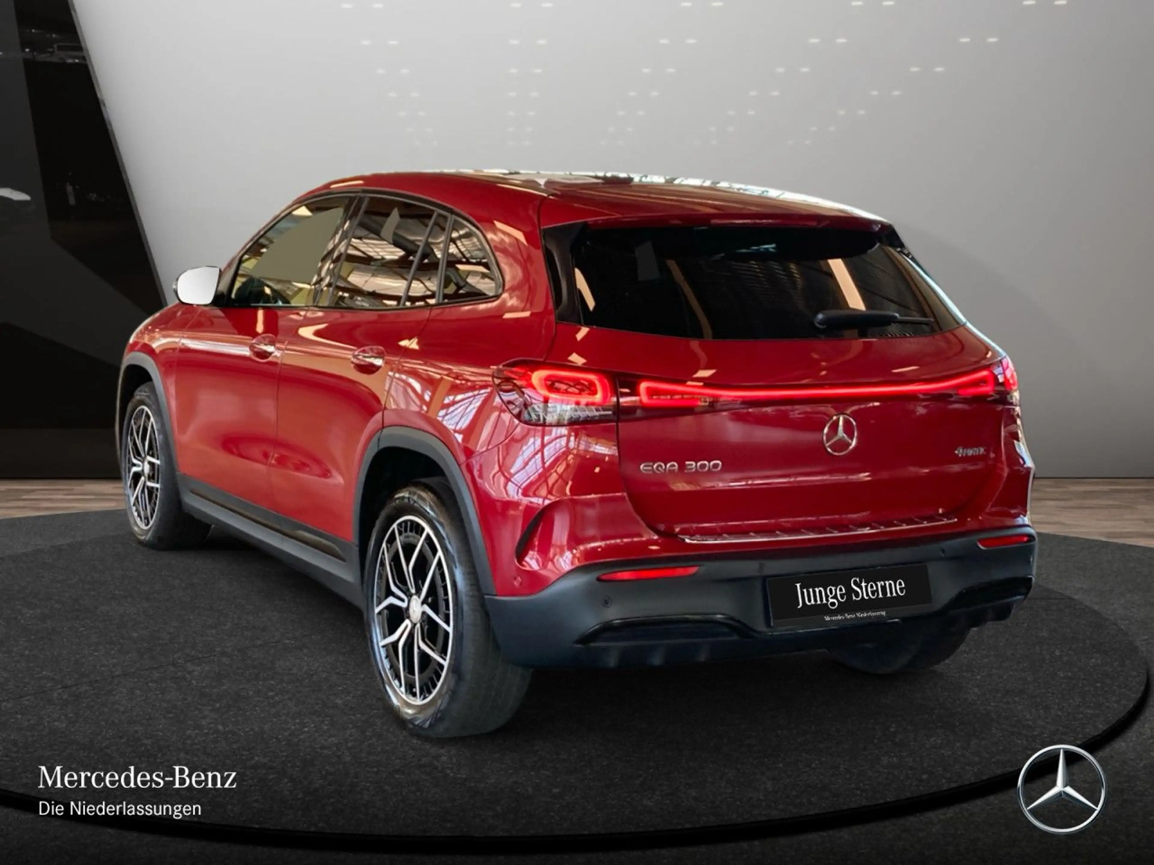 Mercedes-Benz EQA 300 4M AMG+NIGHT+19"+PLUS-PAKET+360+MEMORY+HUD — photo 10
